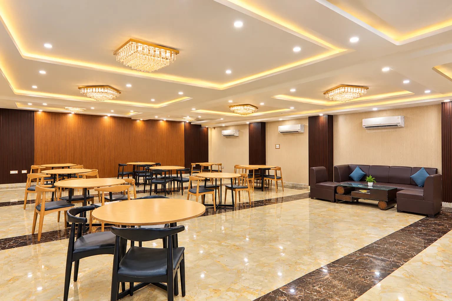 Restaurant hall with crystal chandeliers at Hotel Palassio International